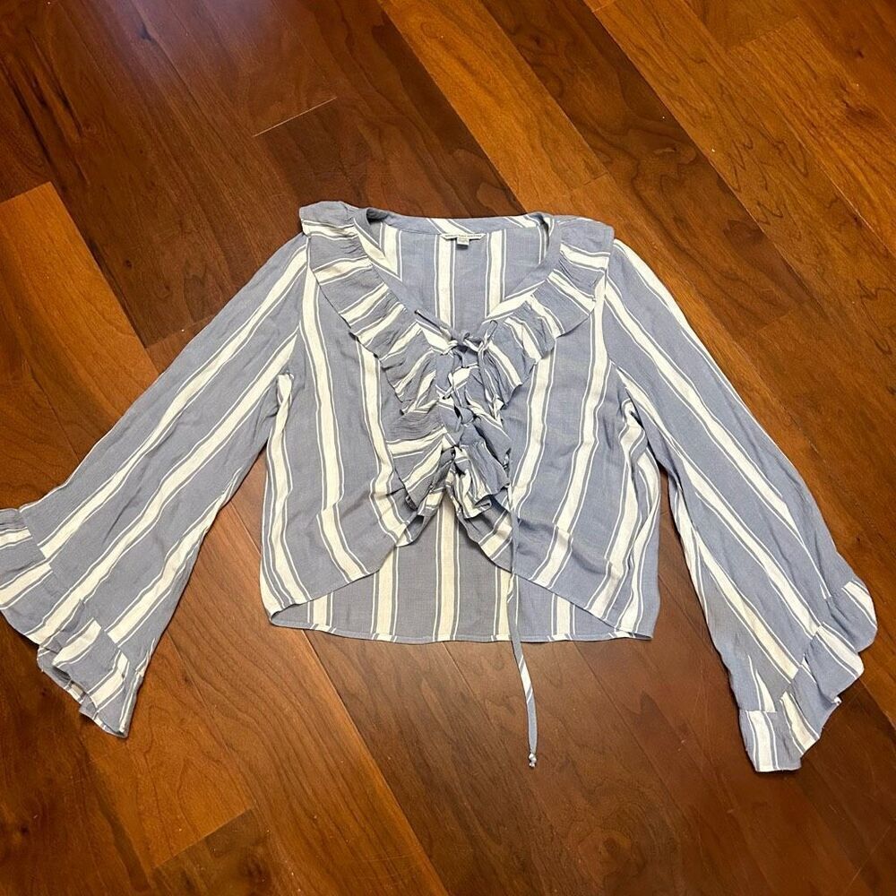 American Eagle Outfitters women's bell sleeve ruffled lace up ruffled boho cropp